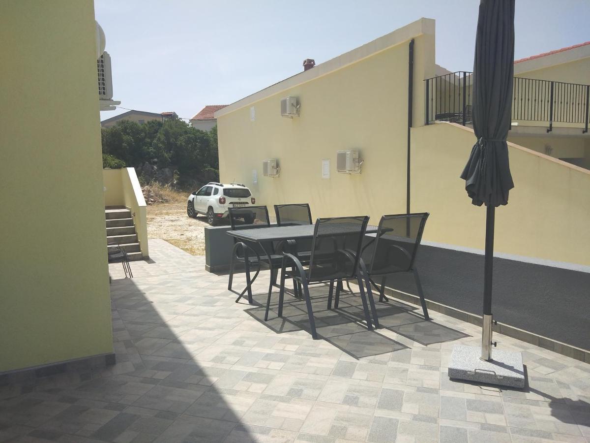 Apartmani Verica Karlobag Bagian luar foto