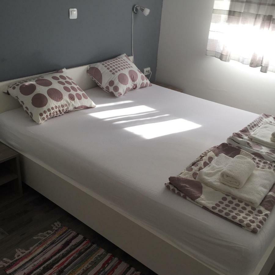 Apartmani Verica Karlobag Bagian luar foto